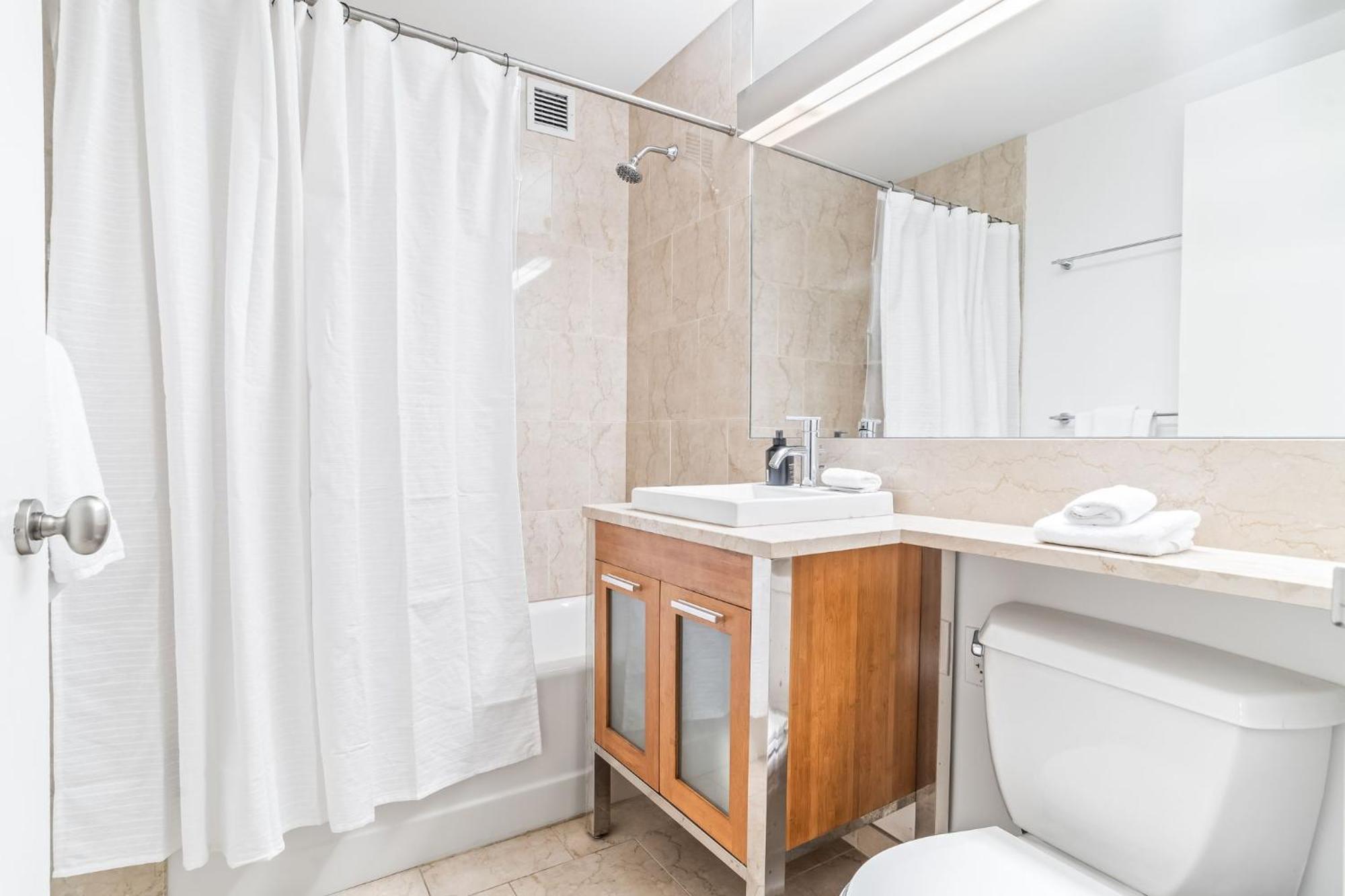 Downtown Modern With 3br And 2ba * New York