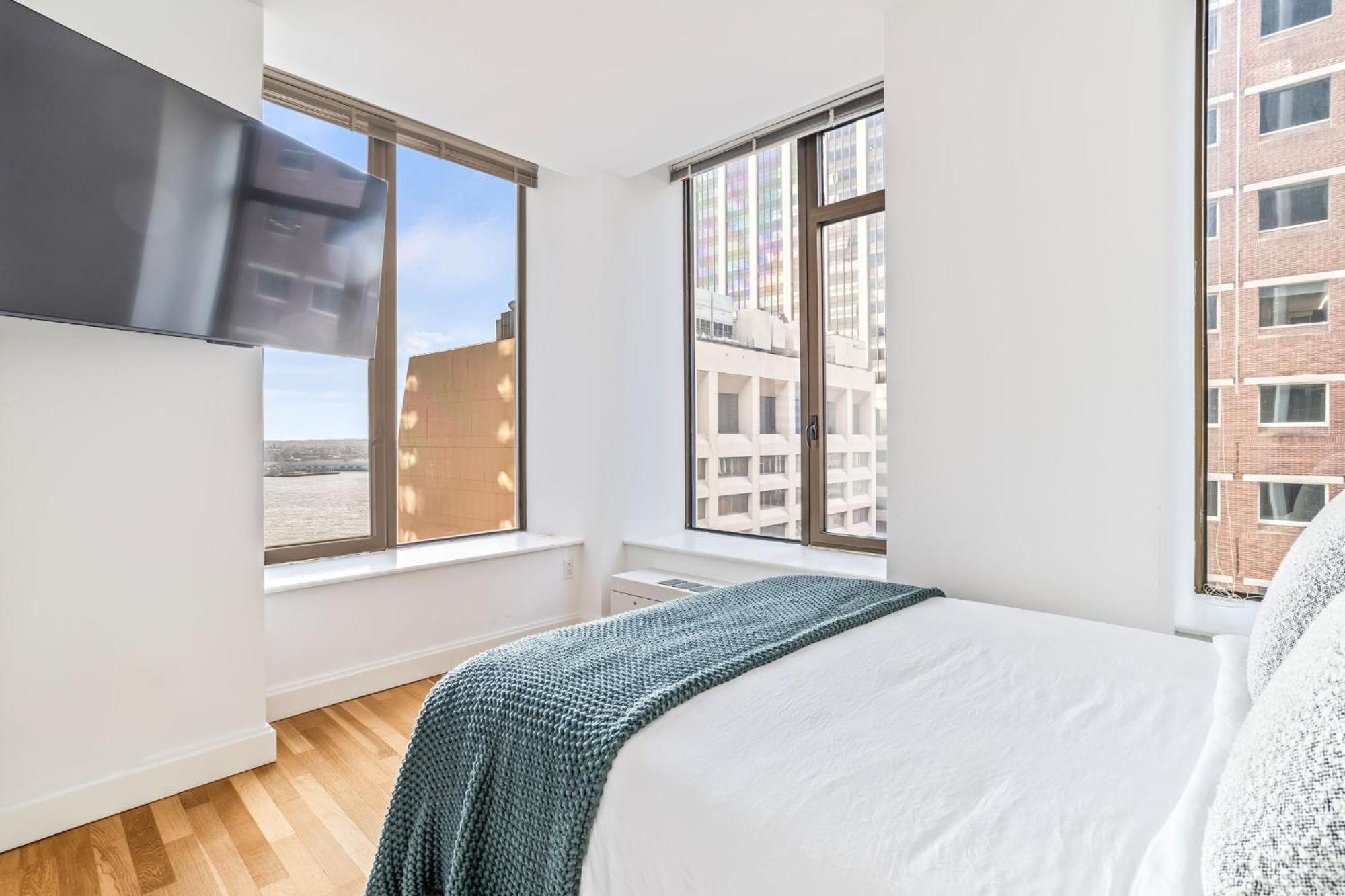 Downtown Modern With 3br And 2ba * New York